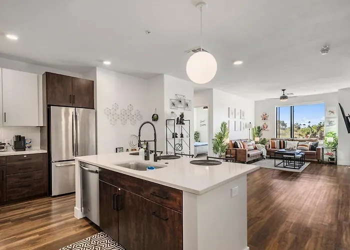 Escape To Trendy & In Vogue 2 Bedroom Town Apartment Tempe