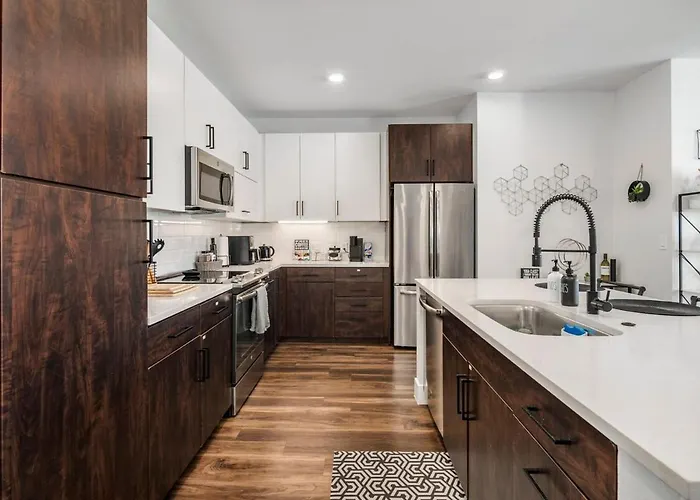 Escape To Trendy & In Vogue 2 Bedroom Town Apartment *