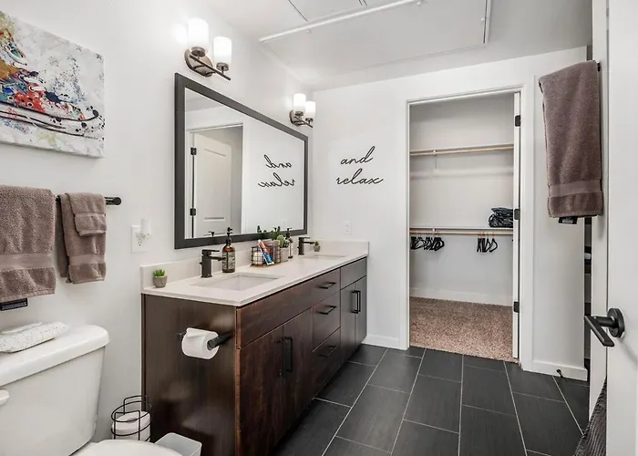 Escape To Trendy & In Vogue 2 Bedroom Town Tempe